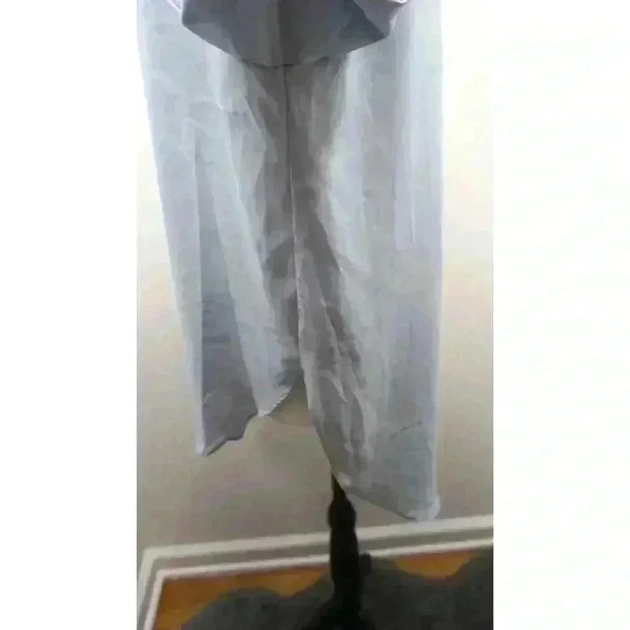 Daily Look Light Gray High-Low Hem Blouse with Back Zipper - Size L - Picture 7 of 15